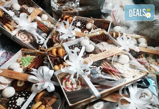 Коледни изкушения в кутия! Комбиниран сет от 600 гр. сладки за Коледа в красива празнична опаковка от MAGNIFIQUE - Снимка 2