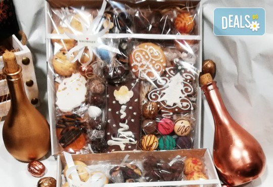 Подаръчен сет Шоколадова Коледа! Кутия с коледни лакомства, голям ръчно правен шоколад с декорация, домашни бонбони, шоколадови трюфели, френски макарони от MAGNIFIQUE - Снимка 2