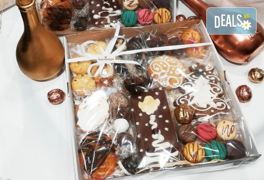 Подаръчен сет Шоколадова Коледа! Кутия с коледни лакомства, голям ръчно правен шоколад с декорация, домашни бонбони, шоколадови трюфели, френски макарони от MAGNIFIQUE - Снимка 4