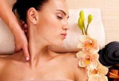 Оздравителен масаж на цяло тяло със сусамово масло, богато на калций, цинк, витамини А, B1 и Е и зонотерапия в Спа център Senses Massage & Recreation - Снимка