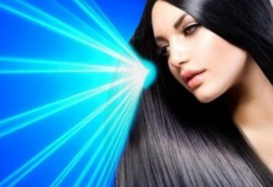 Иновативна фотон лазер терапия за коса с ботокс, хиалурон, кератин, арган, измиване, флуид с инфраред преса и оформяне със сешоар в Женско царство в Центъра - Снимка