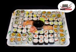 Изненадайте гостите си с вкусно суши! 74 суши хапки с пушена сьомга, херинга, пресни зеленчуци и авокадо от Sushi Market - Снимка