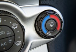 Цялостна профилактика на климатик на автомобил плюс добавяне на масло в климатичната система от автосервиз Крит - Снимка