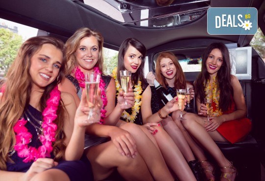Рожден ден в период на криза! Единственото място за парти: лимузина с личен шофьор, бутилка вино и луксозни чаши от San Diego Limousines - Снимка 1