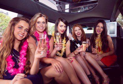 Рожден ден в период на криза! Единственото място за парти: лимузина с личен шофьор, бутилка вино и луксозни чаши от San Diego Limousines - Снимка