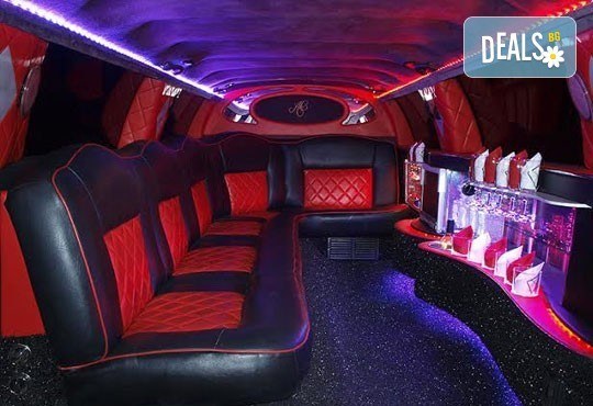 За 14-ти февруари! Романтична разходка с холивудска червена или бяла стреч-лимузина Lincoln Town Car от Vivaldi Limousines и San Diego Limousines - Снимка 5