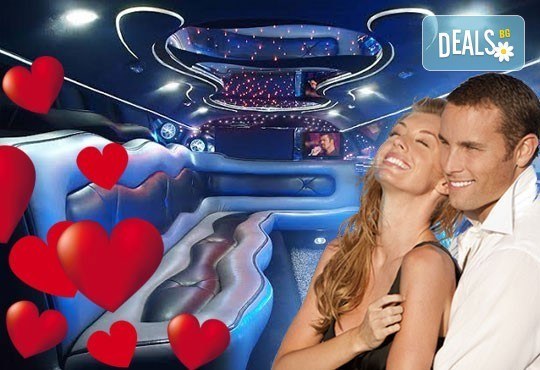 За 14-ти февруари! Романтична разходка с холивудска червена или бяла стреч-лимузина Lincoln Town Car от Vivaldi Limousines и San Diego Limousines - Снимка 1