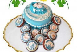 Сладък парти пакет за бебешка погача! Декорирани меденки и мъфини и 12, 16, 20 или 25 парчета торта от Сладкарница Джорджо Джани - Снимка