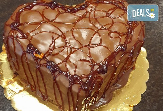 За Свети Валентин! Торта Шоколадово сърце с 8, 12 или 16 парчета от Сладкарница Джорджо Джани - Снимка 3