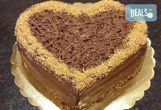 За Свети Валентин! Торта Шоколадово сърце с 8, 12 или 16 парчета от Сладкарница Джорджо Джани - Снимка 5