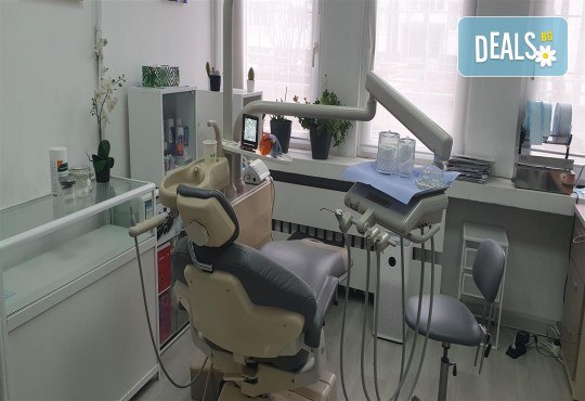 Ултразвуково почистване на зъбен камък и премахване на петна с Airflow, плюс полиране и преглед от Стоматологичен кабинет Финеса Дентале - Снимка 4