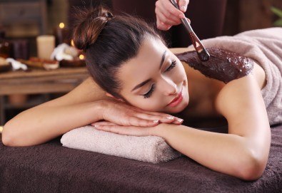 Лукс и романтика! СПА терапия Шампанско и ягоди или Шоколад, релаксиращ кралски масаж, нежен пилинг с натурален ексфолиант в Wellness Center Ganesha - Снимка