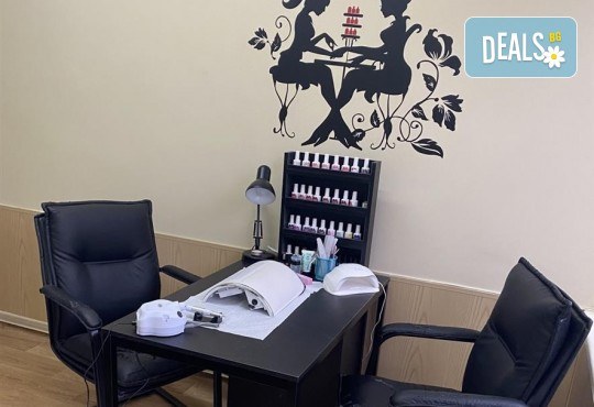 Прелестни цветове! Укрепване на нокти с гел + маникюр с гел лак и 2 декорации в студио Smile Nails в Красно село - Снимка 3