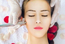 Почистване на лице с ултразвук, пилинг и масаж с Les Complexes Biotechniques и терапия в The Castle of beauty - Снимка