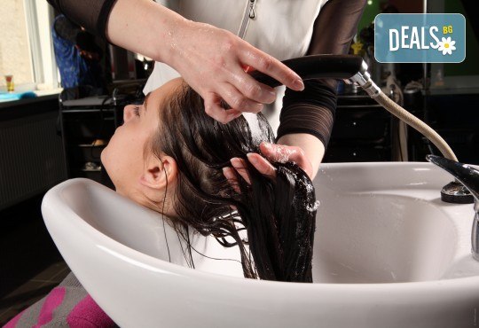 Подстригване или полиране на косата, фотон терапия или UV преса за всеки тип коса и оформяне тип подсушаване в Салон за красота Женско царство - Снимка 3