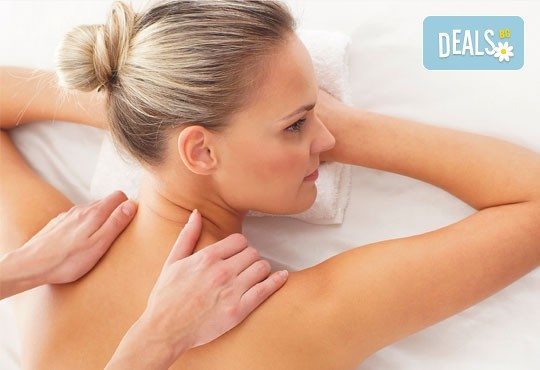 60-минутен болкоуспокояващ масаж ''Бабините разтривки'' на цяло тяло с арника в Студио Giro - Снимка 3