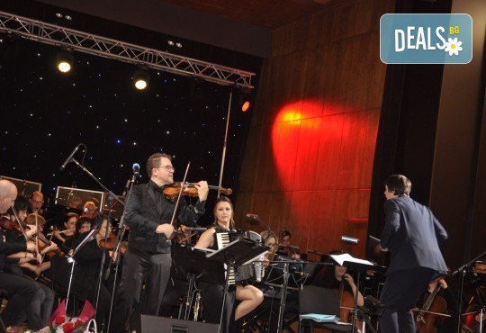 Концерт на 25.07. на Веско Ешкенази, Вероника Тодорова и Плевенската филхармония с диригент маестро Георги Милтиядов в Летен театър, Бургас - Снимка 7