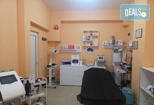 Поглезете сетивата си с лимфо – дренажен масаж на лице + маска в Козметично Студио Маргана - Снимка 7