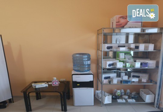 Поглезете сетивата си с лимфо – дренажен масаж на лице + маска в Козметично Студио Маргана - Снимка 4