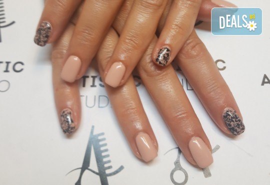 Дълготрайни и красиви цветове! Маникюр с гел лак, ноктопластика с гел изграждане или педикюр с гел лак в Артистик Студио - Снимка 9