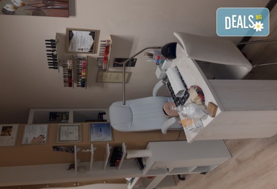 Дълготрайни и красиви цветове! Маникюр с гел лак, ноктопластика с гел изграждане или педикюр с гел лак в Артистик Студио - Снимка 12