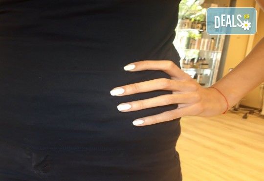 Дълготрайни и красиви цветове! Маникюр с гел лак, ноктопластика с гел изграждане или педикюр с гел лак в Артистик Студио - Снимка 10