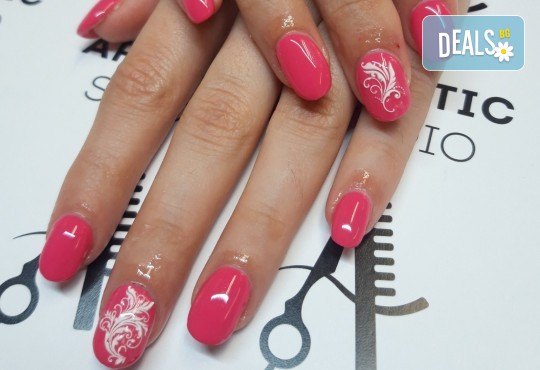 Дълготрайни и красиви цветове! Маникюр с гел лак, ноктопластика с гел изграждане или педикюр с гел лак в Артистик Студио - Снимка 8