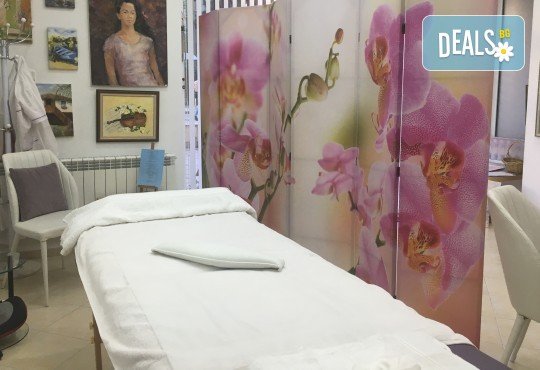 Релаксиращ топъл масаж със свещ от ароматни масла от център за здраве и красота ,,Аурора“ - Снимка 2