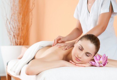 Релаксиращ топъл масаж със свещ от ароматни масла от център за здраве и красота ,,Аурора“ - Снимка
