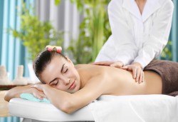 Дълбокотъканен масаж на гръб, врат, рамене и кръст с магнезиево масло в Beauty Studio Platinum - Снимка