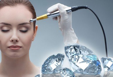 Засияйте с диамантено микродермабразио и кислородна терапия на лице в салон за красота Женско царство в Студентски град - Снимка