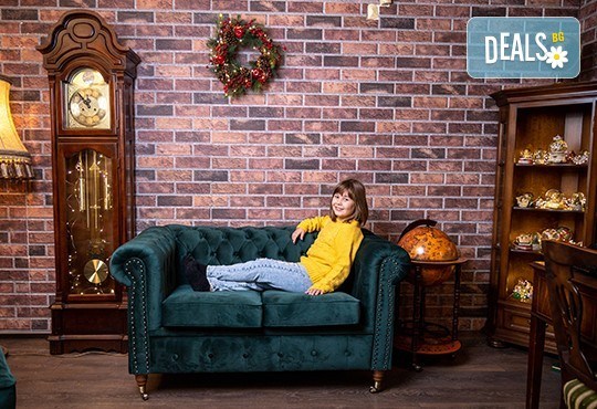 Празнични мигове със семейството! Професионална Коледна фотосесия в студио с 3 декора и 100 обработени кадъра от Chapkanov photography - Снимка 9