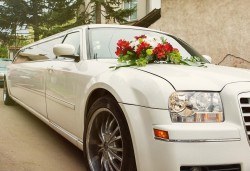 Лукс и класа! 10-часов наем на 10-местна лимузина Крайслер за Вашата сватба, специален ден или фотосесия от San Diego Limousines - Снимка