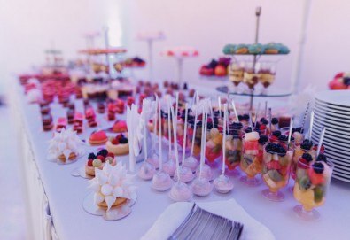 Сет Вашето Парти! 420 бр. сладки и солени коктейлни хапки в 14 плата, аранжирани за директно сервиране от Деличи кетъринг - Снимка
