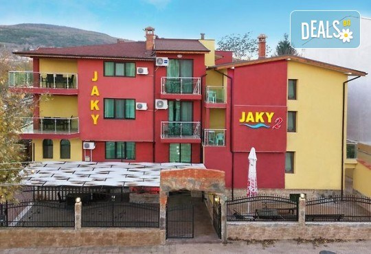 Посрещане на Нова година в хотел Жаки, Кранево! 2 или 3 нощувки с или без транспорт, закуски, празнична вечеря и СПА от Рикотур - Снимка 1