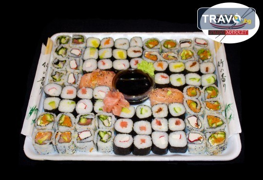 Изненадайте гостите си с вкусно суши! 74 суши хапки с пушена сьомга, херинга, пресни зеленчуци и авокадо от Sushi Market - Снимка 1
