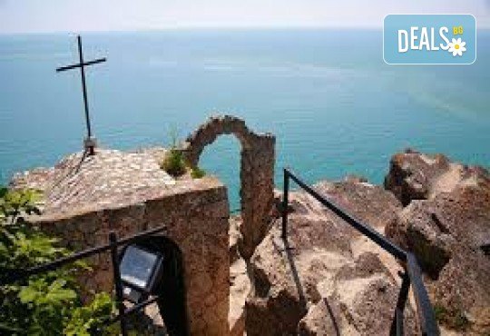 Парад на лалето в Балчик! 1 нощувка, посещение на нос Калиакра, Аладжа манастир и транспорт от Рикотур - Снимка 3