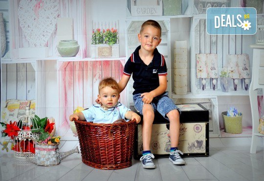 За Вашето семейство! Фотосесия в студио: бебешка, детска или семейна + възможност за фотокнига, от Photosesia.com - Снимка 2