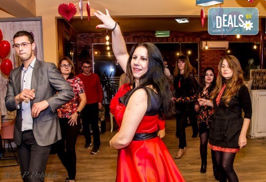 Потопете се в магията на Бразилския Зук! Танц, който няма да ви остави безразлични - чувствени, красиви движения и завладяваща музика в клуб Десита, Варна - Снимка 4