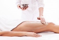 120-минутна антицелулитна и детоксикираща терапия - пилинг със соли от Мъртво море, мануален антицелулитен масаж, Hot Stone терапия и йонна детоксикация в център GreenHealth - Снимка
