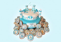 Сладък парти пакет за бебешка погача! Декорирани меденки и мъфини и 12, 16, 20 или 25 парчета торта от Сладкарница Джорджо Джани - Снимка