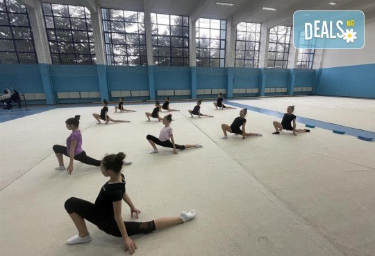 Художествена гимнастика за най-малките! Месечен абонамент от 8 тренировки за момиченца на възраст между 3 и 8 години от Клуб по художествена гимнастика Биляна - Снимка 8