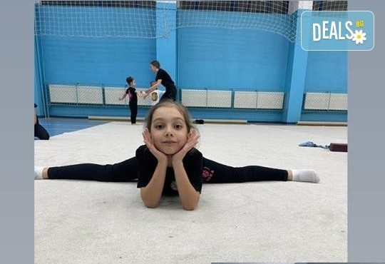 Художествена гимнастика за най-малките! Месечен абонамент от 8 тренировки за момиченца на възраст между 3 и 8 години от Клуб по художествена гимнастика Биляна - Снимка 11