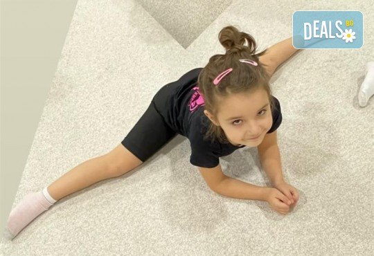 Художествена гимнастика за най-малките! Месечен абонамент от 8 тренировки за момиченца на възраст между 3 и 8 години от Клуб по художествена гимнастика Биляна - Снимка 12