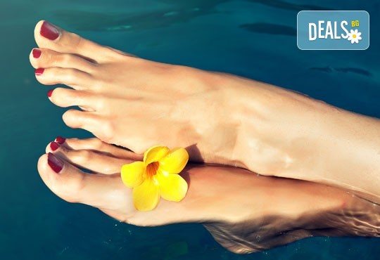 Нежни ходила с пролетно настроение! Поглезете крачетата си със SPA педикюр с гел лак в Салон за красота Beauty Angels - Снимка 2