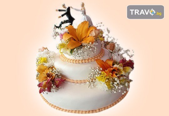 За Вашата сватба! Красива сватбена торта, декорирана с цветя, предоставени от младоженците и изпълнена от Сладкарница Джорджо Джани! - Снимка 2
