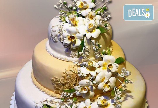 За Вашата сватба! Красива сватбена торта, декорирана с цветя, предоставени от младоженците и изпълнена от Сладкарница Джорджо Джани! - Снимка 1