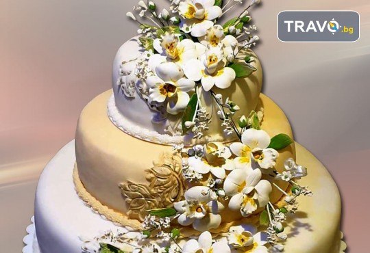 За Вашата сватба! Красива сватбена торта, декорирана с цветя, предоставени от младоженците и изпълнена от Сладкарница Джорджо Джани! - Снимка 1