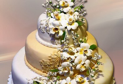 За Вашата сватба! Красива сватбена торта, декорирана с цветя, предоставени от младоженците и изпълнена от Сладкарница Джорджо Джани! - Снимка