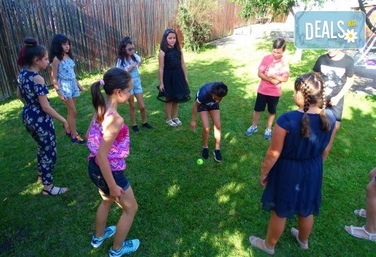 90 минути аниматор с игри и организиране на детска дискотека на избрано от клиента място от Party Queen - Снимка 6